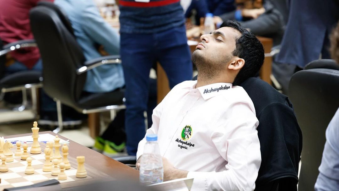 NihalSarinNews's tweet image. #SharjahMasters Round 4 
1-0 
Nihal Sarin beat his opponent today with the white pieces by playing an exquisite knight sacrifice! After a few hiccups in the conversion, Nihal was able to break through eventually. 
Current score: 2.5/4  

📸: @shj_masters