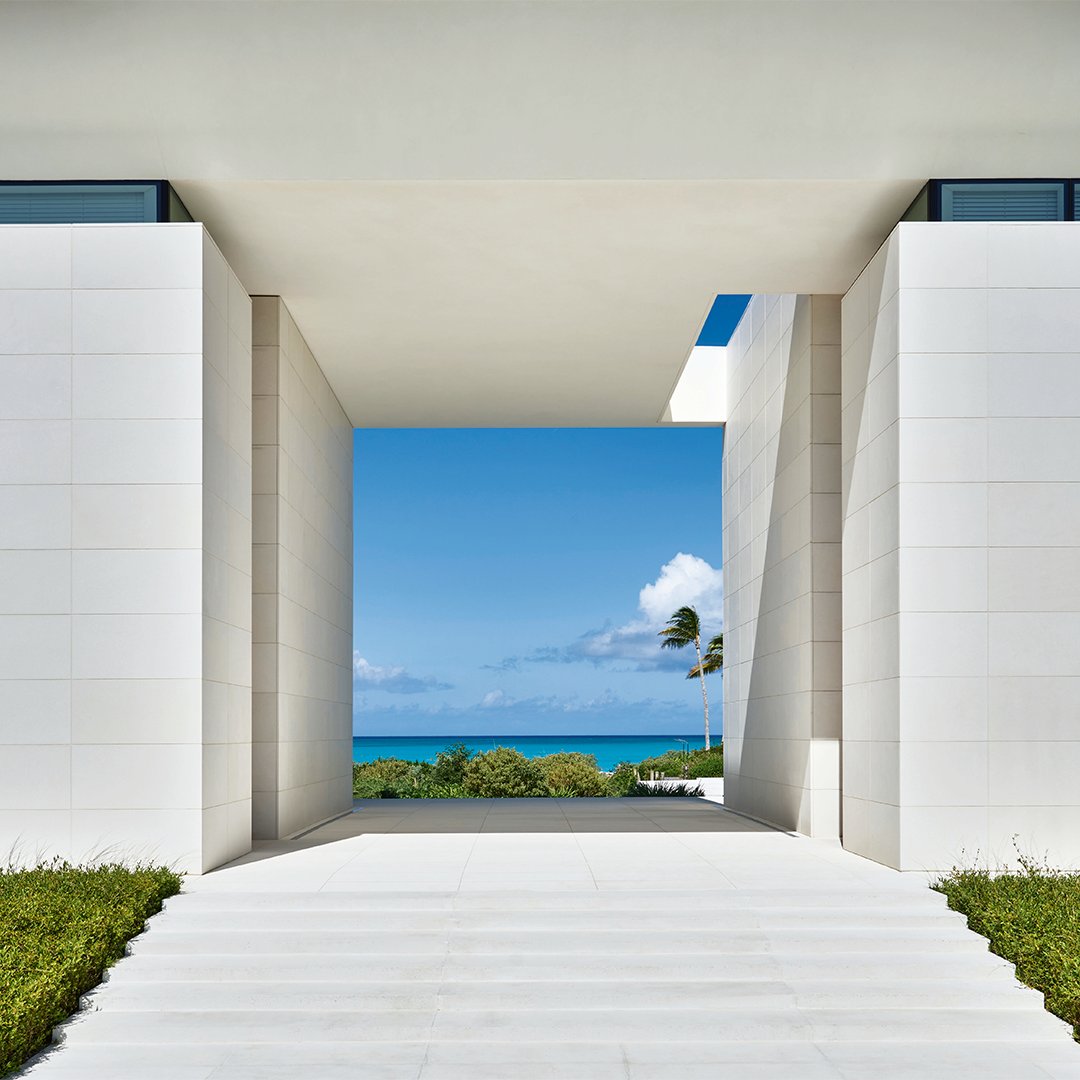 Weekend getaway with Peter Marino's 'Ten Modern Houses' 🌊 - 📍Grace Bay, Turks and Caicos 📸 Manolo Yllera 📕 Tap to pre-order: eu1.hubs.ly/H090Jw90