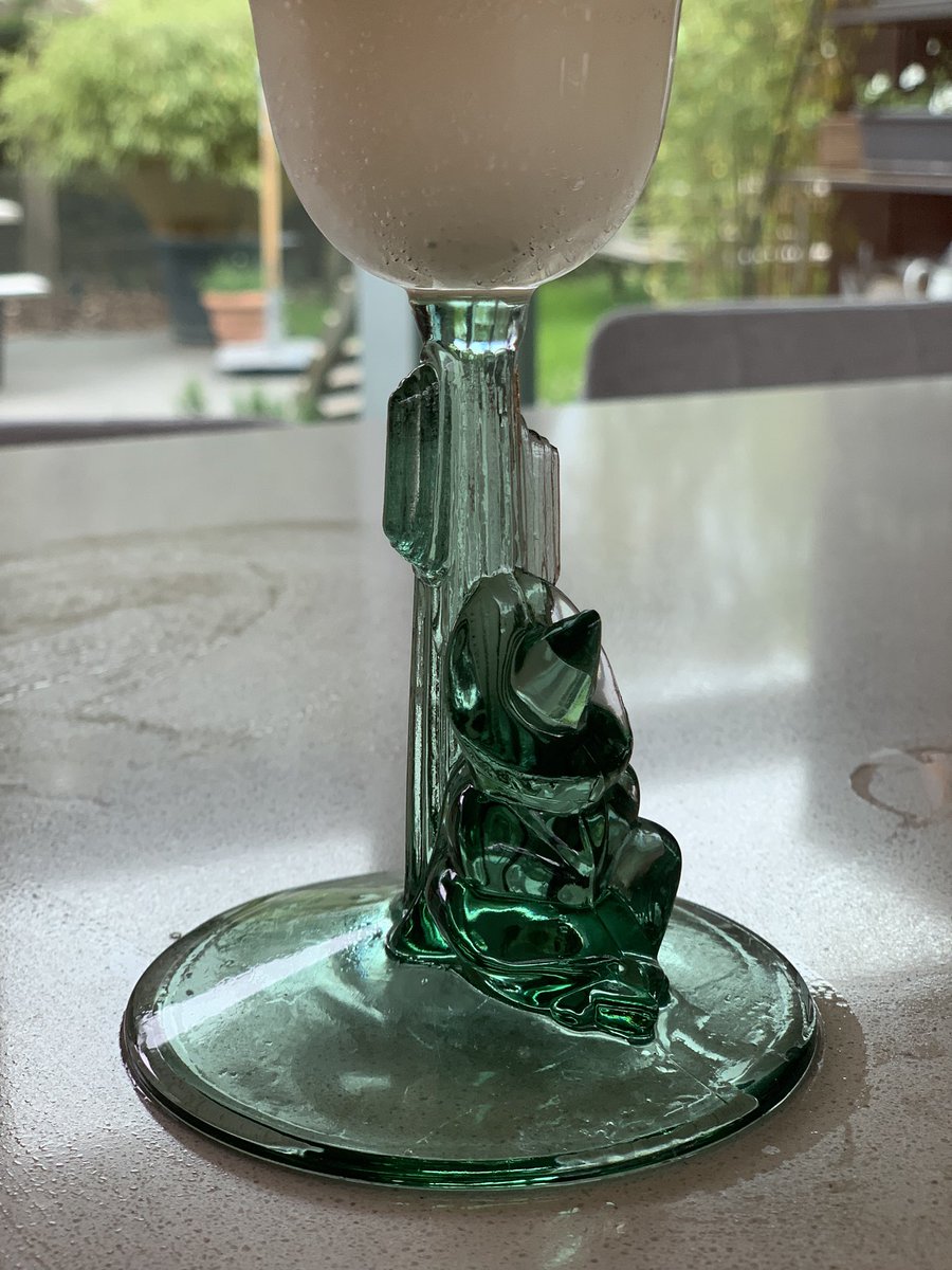 Oké, ik mag het WE toch al aftrappen hé? Niet te vroeg? Dacht het niet.
Reeds jarenlang mijn favoriete (alcoholische) drank: #frozenmargarita.
Zoveel jaren later mag het al eens wat meer zijn: de luxe versie 😉 (in een gepast maar heerlijk kitsch glas 🤣🤣)