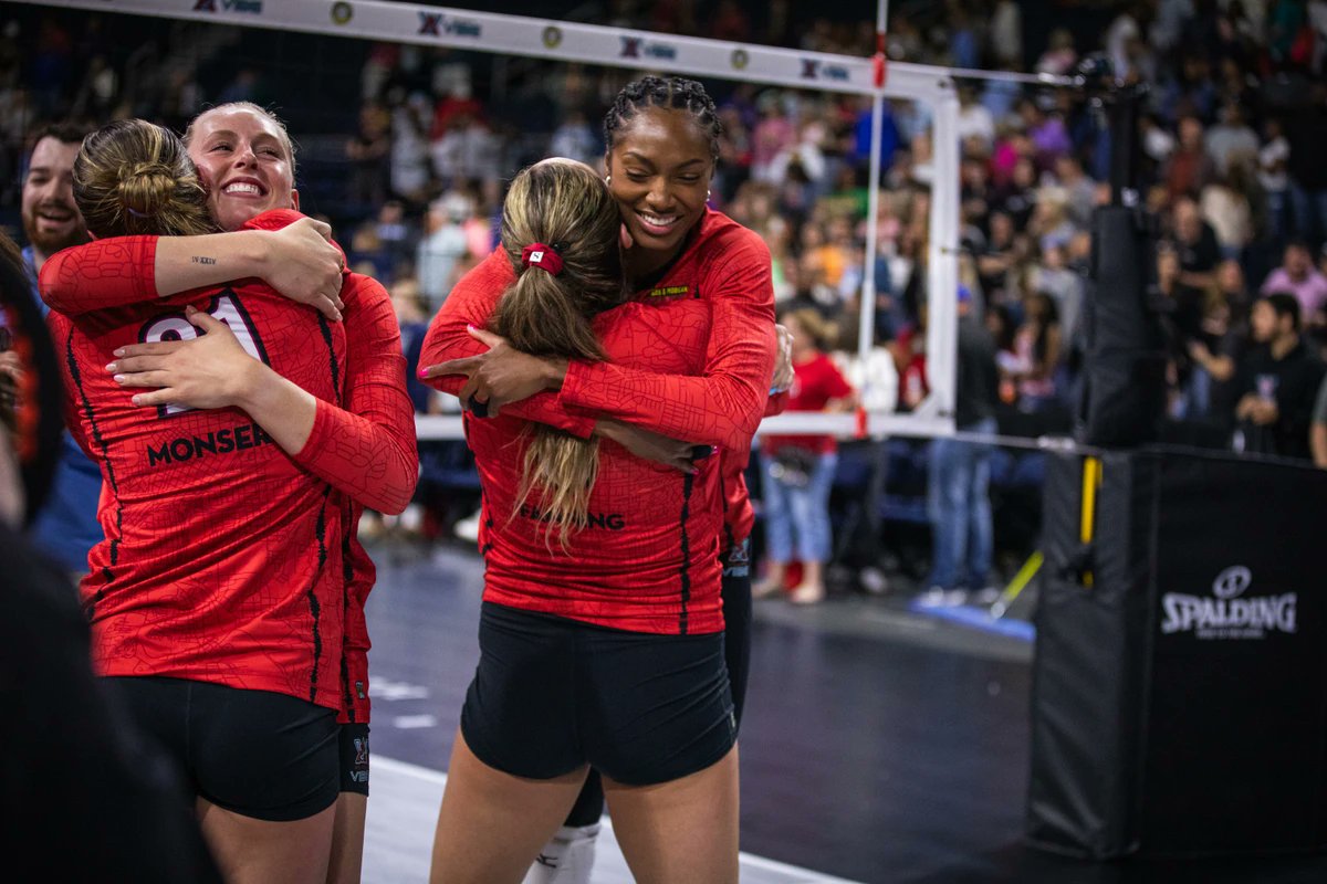 Who's cutting onions?🥹 @AtlantaVibeVB 🫶 Yossi & Shelly 🔗provolleyball.com/news/2024/05/o… #SicEm🐻🏐 #ProBears