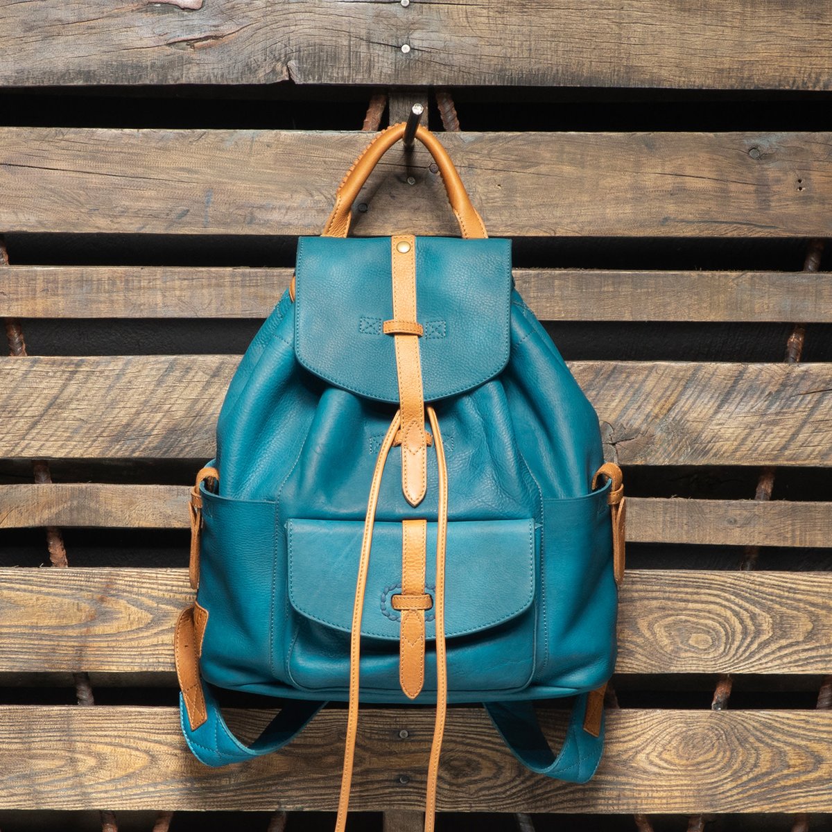 The Rainier backpack. Now available in a variety of dual-tone styles. bit.ly/WLG_Backpacks

#backpack  #backpacks #hiking #adventure #travelbag #leatherbag #schoolbag #rucksack #daypack #leatherbackpack #leatherbag #giftideas #graduationgift #giftsforher