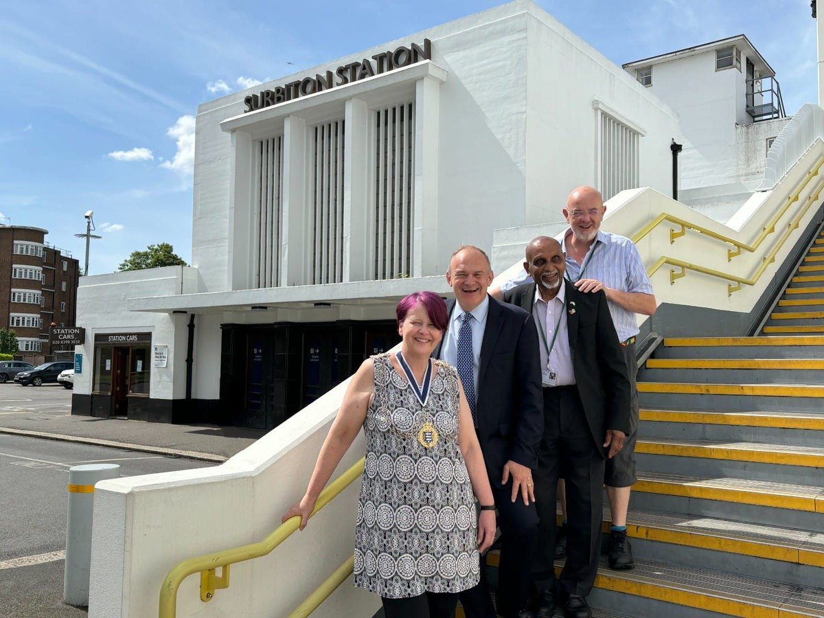 EdwardJDavey's tweet image. After 10 years, I am proud to see the second staircase at Surbiton Station officially opened!

It is fantastic to see constituents and commuters using the staircase and the benefits it is already having on improving congestion. Thank you to everyone that has made this possible!