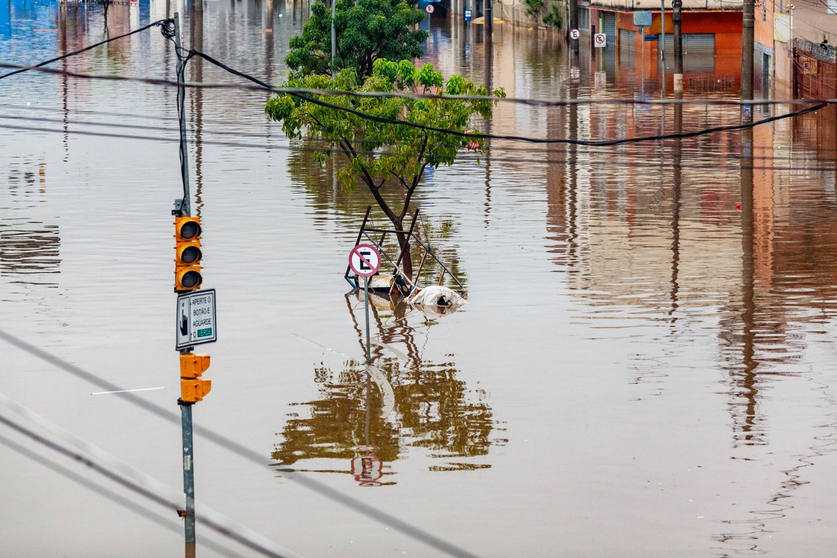 As chuvas torrenciais e as enchentes das últimas semanas atingiram níveis históricos no Rio Grande do Sul, #Brasil. Vamos planejar a #MobilidadeClimática e garantir que os mecanismos de alerta precoce de desastres e riscos climáticos sejam implementados em nível nacional e local.
