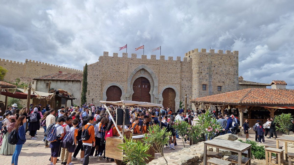 parcalex's tweet photo. Aujourd'hui on va du côté du Puy du Fou... Mais en Espagne 💃 https://t.co/QdRe8y8fwl