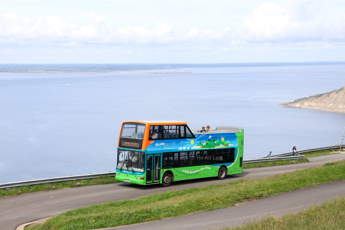 After the trip to Cornwall this week, I'm on the Isle of Wight today for a little day trip! Pictured at The Needles, @SouthernVectis 1991 (WDL 691) heads up the hill for a stop at The Needles & Old Battery whilst on the Needles Breezer.