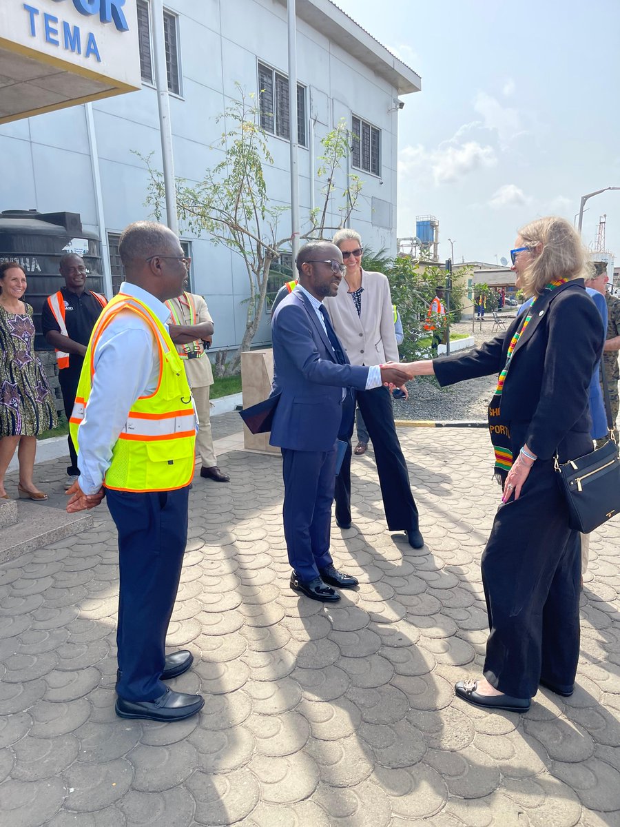 A @USAfricaCommand delegation visited the Tema Habour to meet with the leadership of the Ghana Ports and Habour Authority & the Fisheries Commission. The team discussed how #USAIDinGhana supports efforts to curb #IUU fishing and the continued collaboration between the 🇺🇸 &🇬🇭.