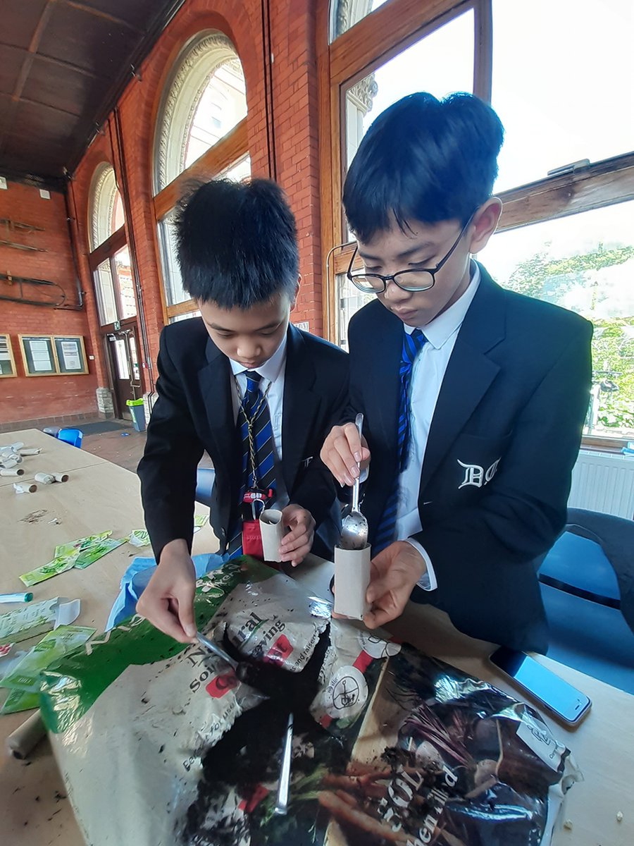 To mark National Mental Health Awareness Week, pupils @DulwichCollege took part in a plethora of wonderful activities including knitting workshops, planting seedlings and movement workshops #MomentsForMovement #MentalHealthAwarenessWeek ow.ly/BcY250RJHZa