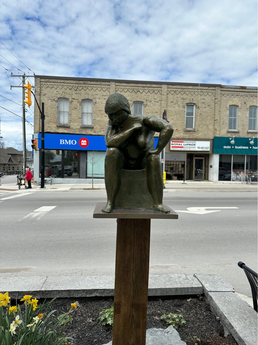Georgina @rosalindebaumgartnerart One of four recently installed sculptures in the inaugural downtown Sculpture exhibition from Fenelon Art Committee in partnership with the City of Kawartha Lakes. Access more information on each artist and installation fenelonarts.com