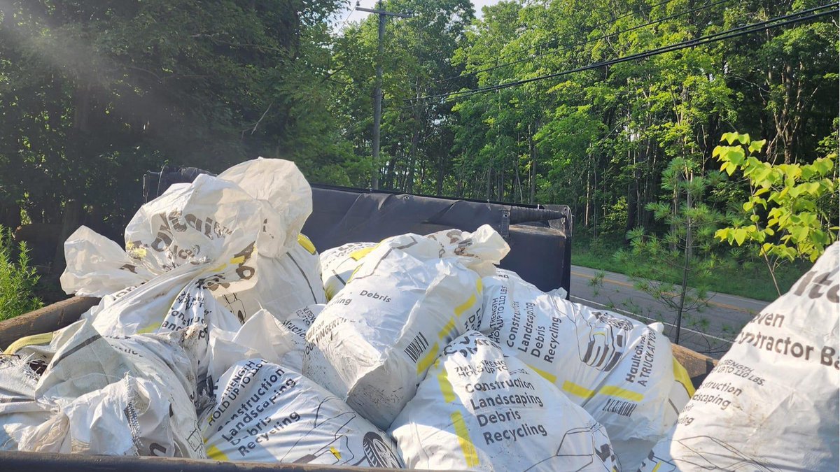 HaulTail's tweet image. Just a tap away from a clean day! Wave goodbye to construction leftovers, whether it's debris, dirt, rocks, stones, or concrete. With #Haultail, a clean space is just a truck away. Book now and watch the junk disappear today. It's as simple as that!

 #JunkRemoval #CleanSpace