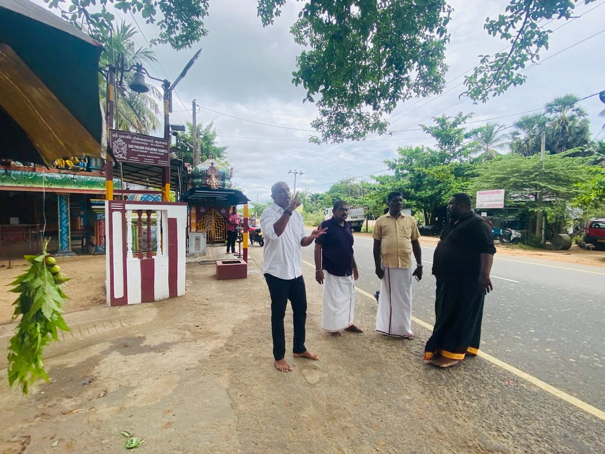 There was a tense situation between the police and the public when a group led by the OIC of Kokkuvil Police Station acted to stop the distribution of '#MullivaikkalKanji' in Pillaiyaradi, Batticaloa.