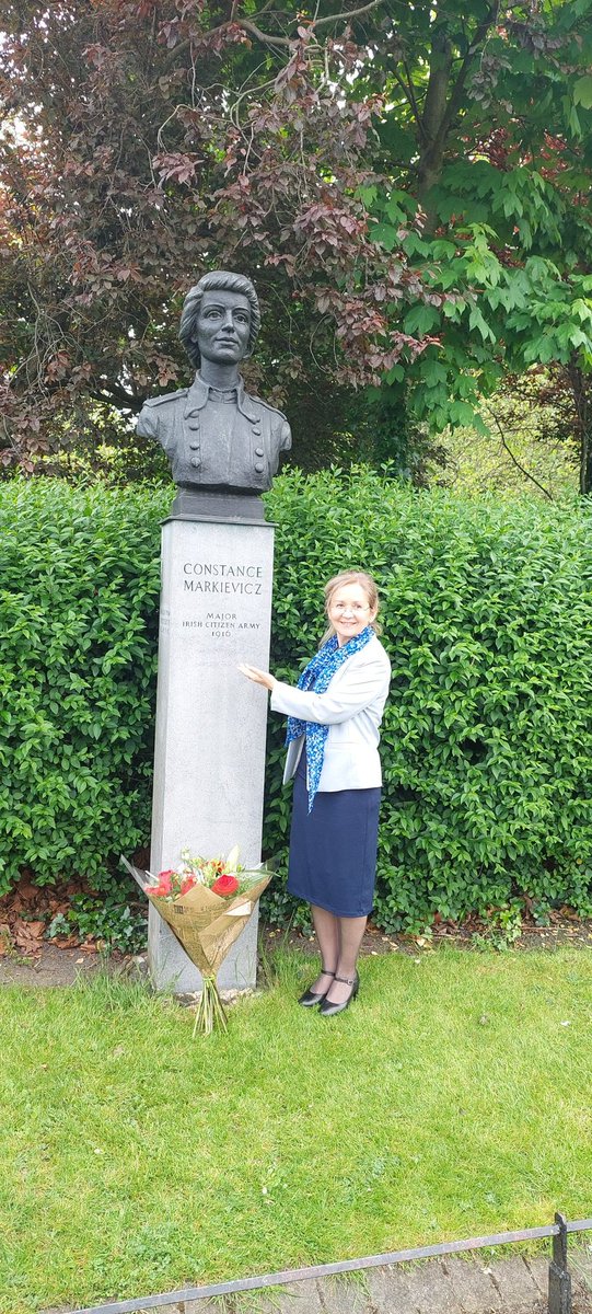 As a mark of respect Director Anna Sochańska laid flowers at a monument of Countess Constance Markievicz, 🇮🇪 revolutionary, politician & suffragist, privately wife of 🇵🇱 artist Kazimierz Markiewicz. Polish-Irish links are very strong!