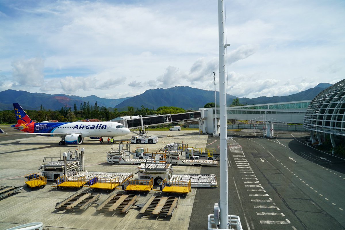 🔴 L’armée française a été déployée en soutien des forces de l'ordre qui font face à des émeutiers devant l’aéroport de Nouméa-Magenta, annonce le ministère des Armées.