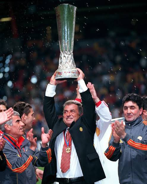 Fatih Terim, X hesabından, UEFA kupası şampiyonluğunun yıldönümüyle ilgili bir mesaj yayınladı: “24 yıl önce tam da bugün bu saatlerde, Türk futbol tarihinin en büyük başarısı, Kopenhag’da kupayla taçlandırıldı. UEFA kupasını almayı istemekle yetinmedik, tarihi değiştirecek