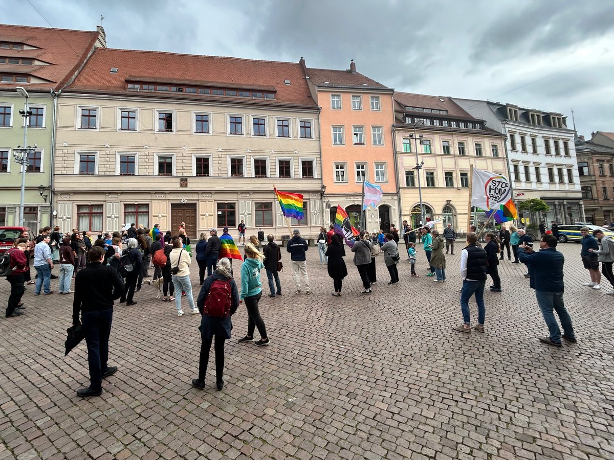 Über 70 Menschen heute beim Tag gegen Homophobie auf dem Marktplatz in #Pirna 
Ein Dank geht an Pirnas Kirchgemeinde, die die Regenbogenfahne auf dem Kirchturm hisste. Nun spricht Pfarrer Cornelius Epperlein.