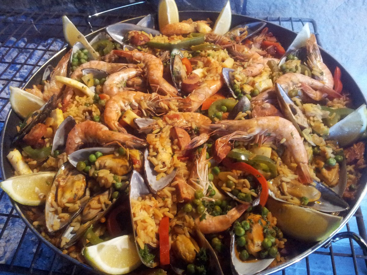 Happy Friday everyone! 😋🥂 Paella done ... I overloaded it a bit, but there's hungry people here. Lovely weekend to you all. 🧡
