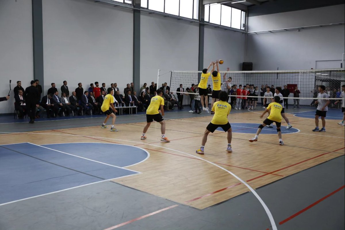 Valimiz Sayın Gökmen Çiçek, Vali Yardımcısı Ömer Tekeş, Develi Kaymakamı Yusuf Turan, Develi Belediye Başkanı Adem Şengül ve İl Protokolü ile birlikte Develi Erva Spor Okulu'nun düzenlendiği Spor Müsabakasına katıldı.