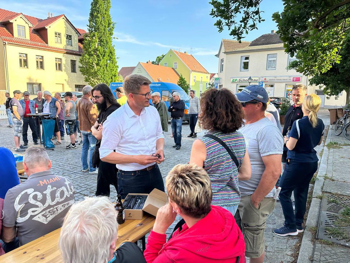 +++ Toller Bürgerdialog in Werneuchen +++

In dieser Woche war ich zusammen mit unserer Landtagskandidatin Lena Kotré und dem AfD-Stadtverordneten Lars Hübner auf dem Werneuchener Marktplatz präsent.

Wir durften uns über großen Zulauf freuen! Es kamen über 150 Bürger, um mit uns