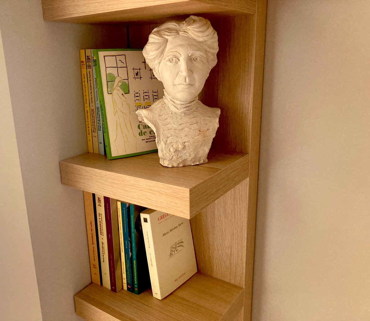 💜 María de la O Lejárraga (<a href="/MariaLejarragaG/">María Lejárraga</a>) ya tiene un rinconcito en mi casa para ella sola. 

📝 Sus escritos y el busto realizado por 👨🏼‍🎨 Alberto Ruiz de Mendoza ya están juntos. 

🥰 Feliz 150 cumpleaños (1874-2024)