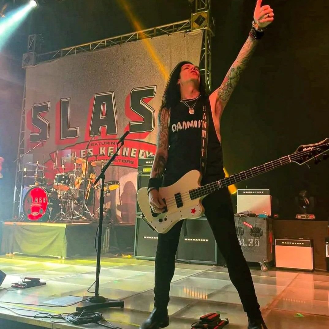 A phenomenal performance and a thumbs up from Todd @todddammitkerns at the #SMKC show in Manilla Philippines 🎸🎶🎤👍♥
Credit photo owner📷
#ToddKerns #Superstar #brilliantbassist #topvocalist #FlashbackFriday
