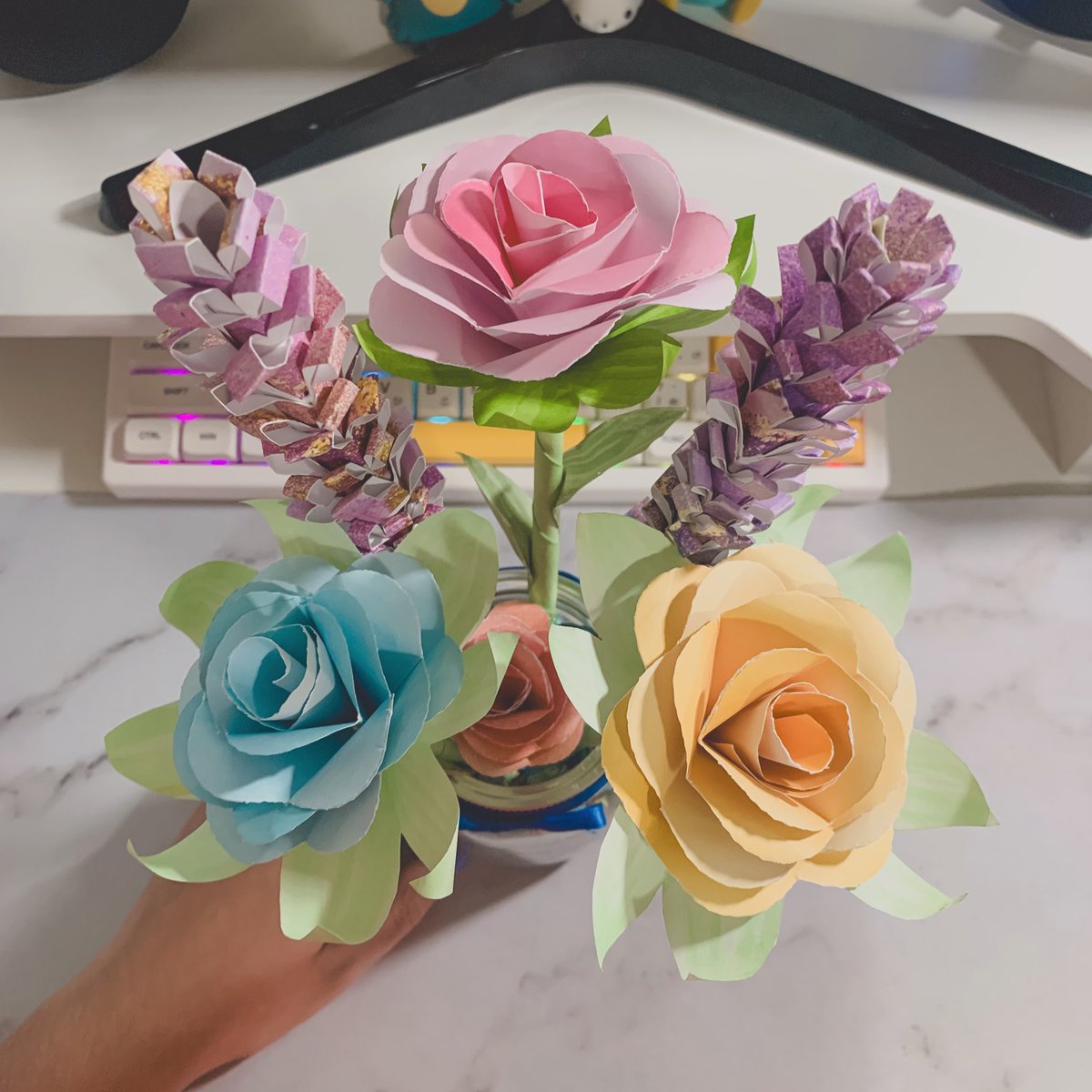 Paper flowers never wilts ☺️💐
[i made this for a friend]