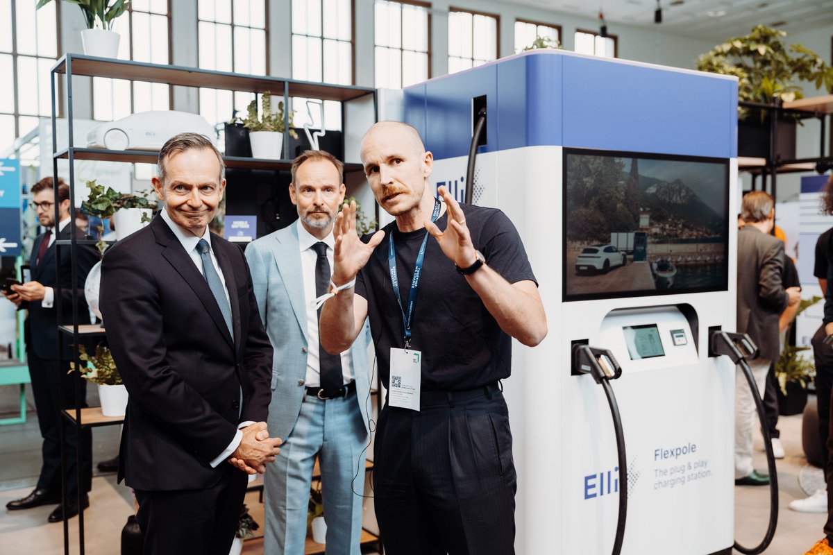 🔋🚘 We drive #eMobility at the @greentech_fest in Berlin! ⚡ @AudiOfficial presents the new, fully electric Audi Q6 e-tron. Elli lets us into the progress in the development of an intelligent home ecosystem, which includes vehicles, charging infrastructure & location equally.