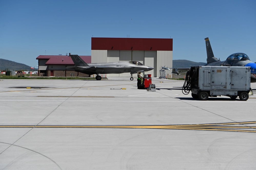 Luke Air Force Base took training to new heights by jetting in F-16s and F-35s for flight training alongside Oregon Air National Guard F-15s in Kingsley Field, in Klamath Falls, Oregon.

These joint exercises are vital to bolstering our nation’s air defense capabilities. 💪✈️