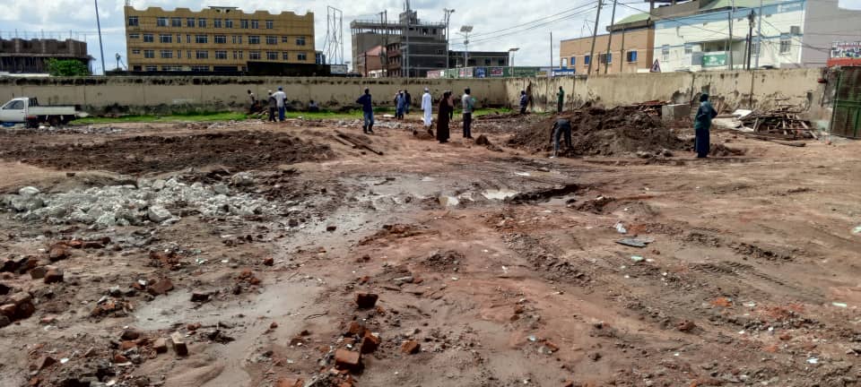 Arua Muslim District leaders handed over Irishad Koja Mosque land for the construction of a complex mosque with business stalls. The project undertaken by 2Ambe Engineering Company is expected to take one year. 📸 @SabirMusa16 #RadioPacisNews #LetsGoGreen #PeaceOfChristForAll