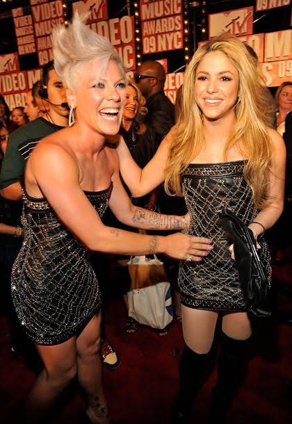 Um momento icônico do VMA de 2009 que a Pink e a Shakira foram usando o mesmo vestido