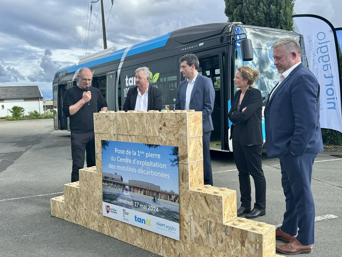 #TransitionÉcologique | Pose de la 1ère pierre du Centre d’exploitation des mobilités décarbonées à #SaintLiguaire en présence de la préfète des #DeuxSevres

🎯Mieux se déplacer grâce à une offre de transport plus propre et vertueuse 

Financement de l'État à hauteur de 800 000€