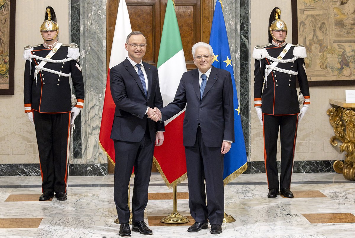 Il Presidente #Mattarella 🇮🇹 ha ricevuto al #Quirinale il Presidente della Repubblica di #Polonia, Andrzej #Duda 🇵🇱 Il video: youtu.be/M4K1RyPpYm4?si…