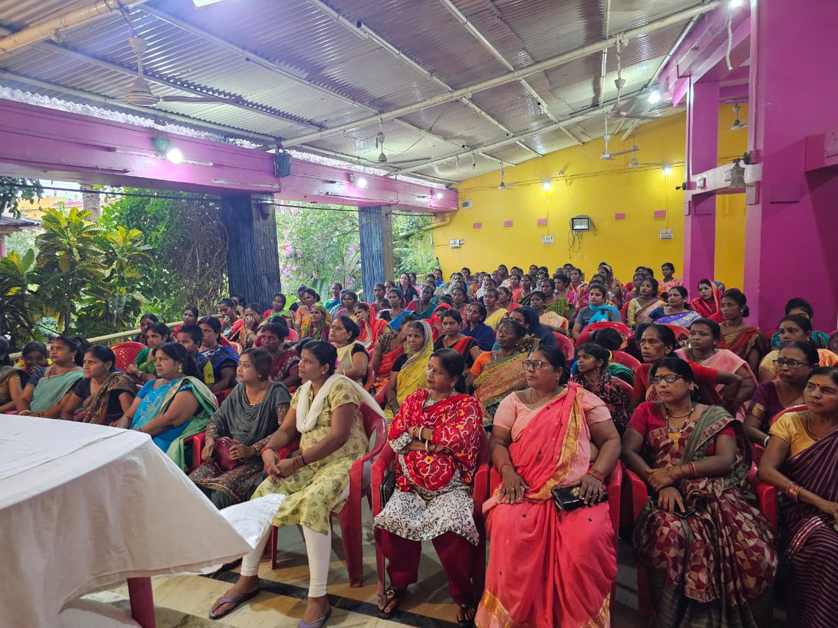 नारी शक्ति ने ठाना है इस बार तीर कमान को जिताना है. आज दुमका के K V वाटिका श्री राम पाड़ा में सभी वार्ड की महिला जनप्रतिनिधियों के साथ बैठक की. इस दौरान सभी आदरणीय दीदियों ने कहा, हम सब घर-घर जाकर लोगों को बताएंगे, अबुआ आवास , वृद्धा पेंशन , सावित्रीबाई फुले किशोरी समृद्धि जैसी
