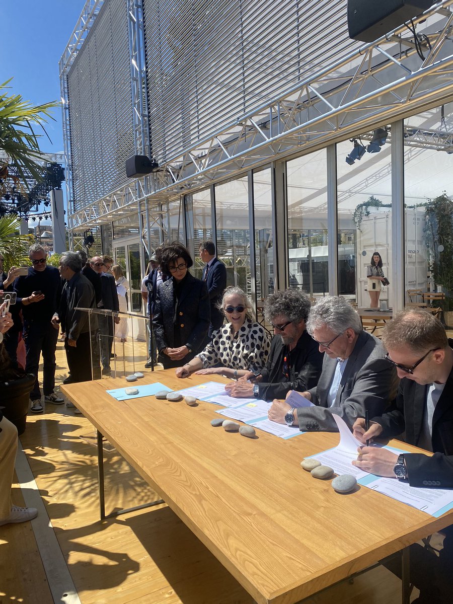 🌿🖋️ Un premier moment intense à Cannes aujourd’hui avec la signature d'un accord renforçant et sanctuarisant l’investissement de @FranceTV dans le soutien à la création cinématographique. Soutenir l’accès de tous les Français au meilleur de notre cinéma et de notre création,