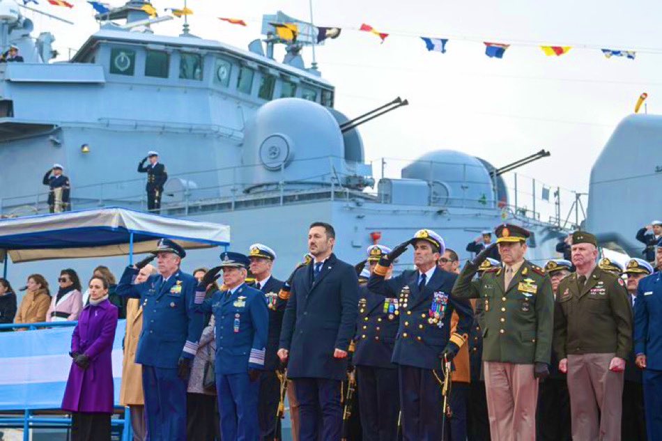 El mejor cambio de Ministro de Defensa de la historia 🇦🇷

Con Alberto // Con Milei