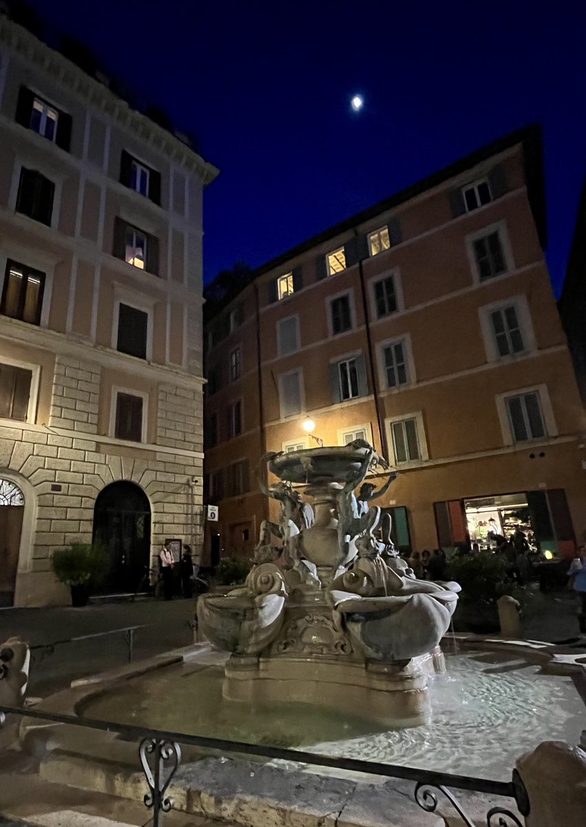 La luna 🌙 su Piazza Mattei e la Fontana delle Tartarughe. #Roma 🤍