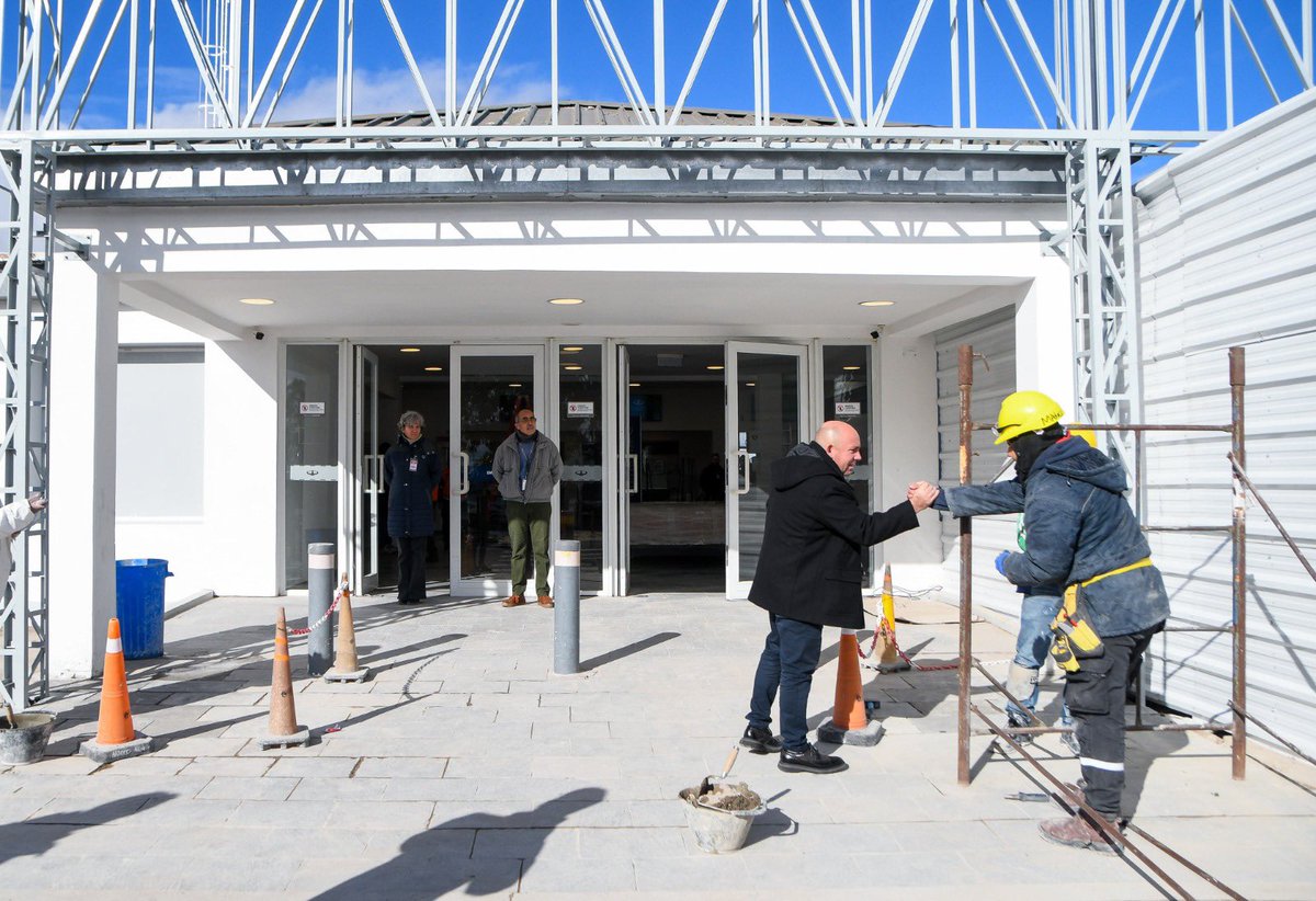Hoy recorrimos la nueva pista del Aeropuerto “El Tehuelche”, que se convirtió en una de las más grandes de la República Argentina, en una de las obras más importantes de los últimos años en #PuertoMadryn y que ya estará operativa recibiendo vuelos desde el domingo. Además, se