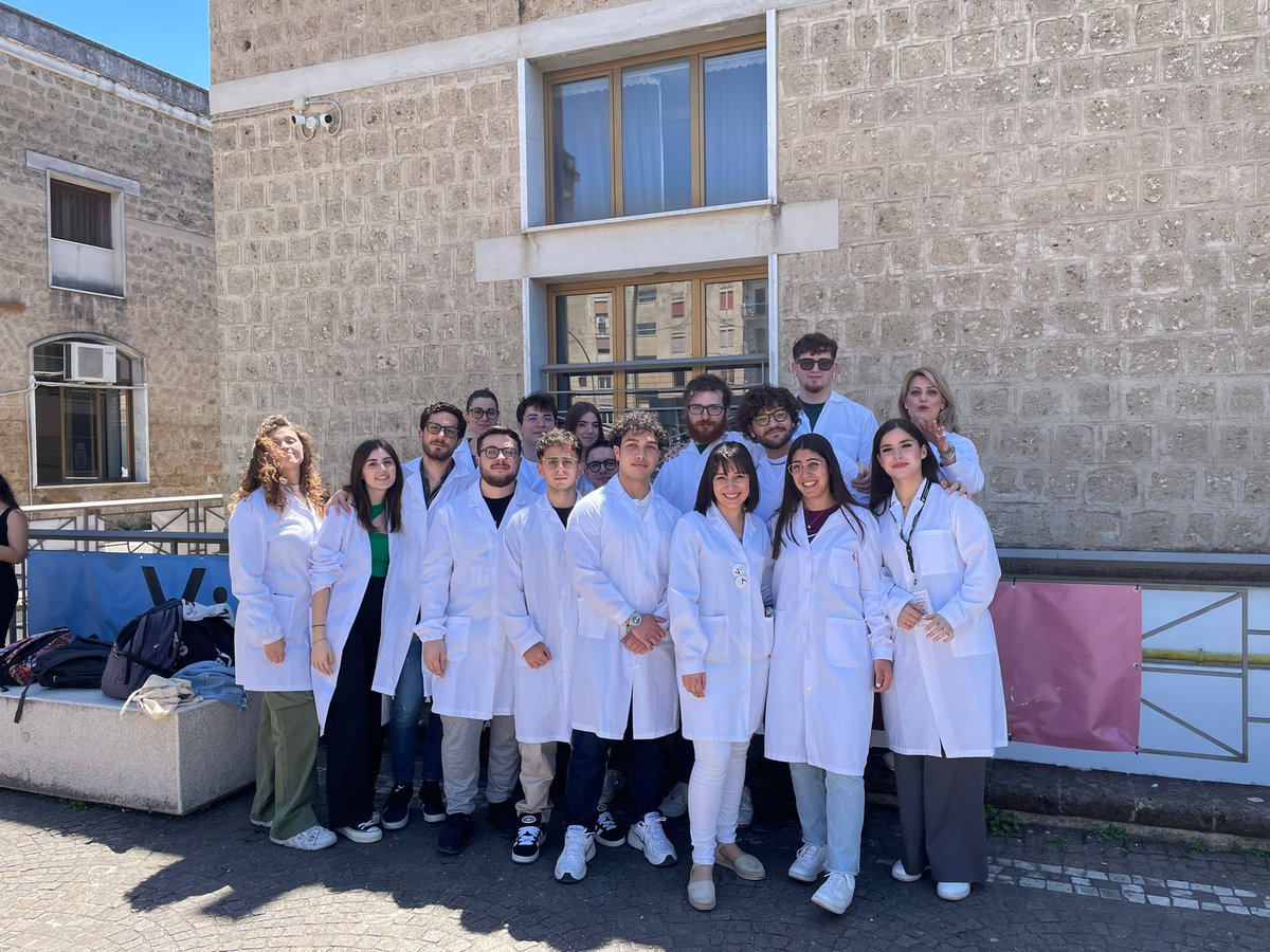 At the end of the Organic Chemistry course of the Bachelor's Degree in Biology, students had the opportunity to participate in an optional laboratory activity.
A group of them had fun extracting methylxantines from various matrixes...
Their first encounter with #NaturalProducts