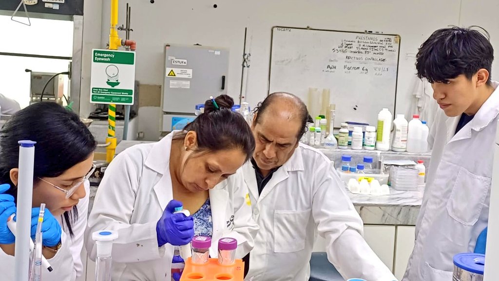 Concluimos con éxito nuestro curso sobre 'Tamizaje Fitoquímico y Determinación de Antioxidantes por el Método DPPH', dirigido a profesionales de la @UCatolicaCuenca por nuestros expertos en bioproductos. 🌱🔬 #SomosESPOL