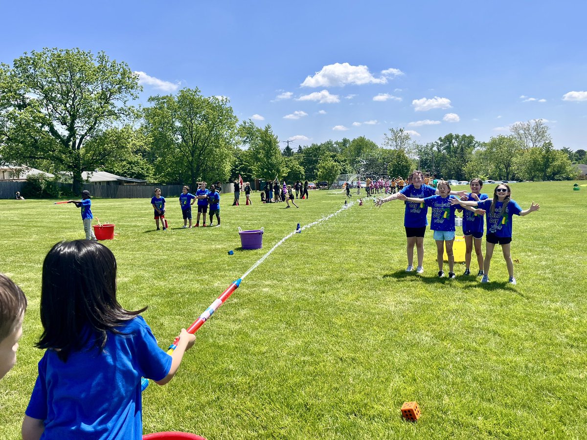 MissHeringD68's tweet photo. Today’s ABC Countdown was to have a WONDERFUL field day… and we sure did! Huge thank you to Mrs. Weber and all parent volunteers for making this day one to remember.🐊💙 #fieldday #grway @GoodrichSchool https://t.co/LuMnxwDI6j