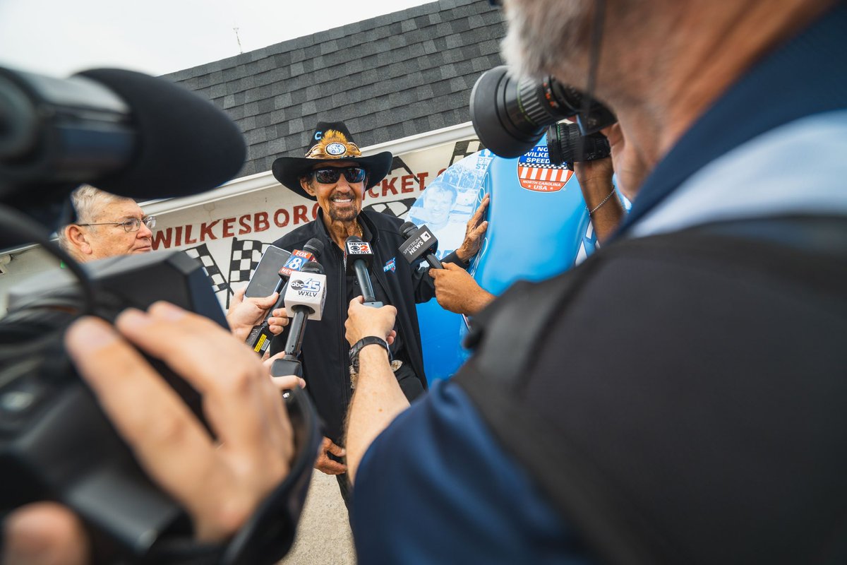 It was a family affair at The Kings Hat unveil in @NWBSpeedway! #Petty75