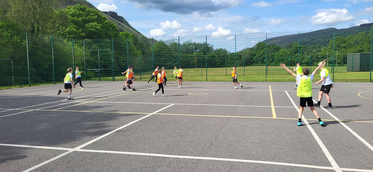 D6 enjoyed an atomic touch rugby skills session with  <a href="/RhysWilliamsWRU/">Rhys Williams</a> this week!🏉 It was definitely a case of fun in the ☀️!We are looking forward to putting our skills into action in the 🏉 festival next week now!👏👏