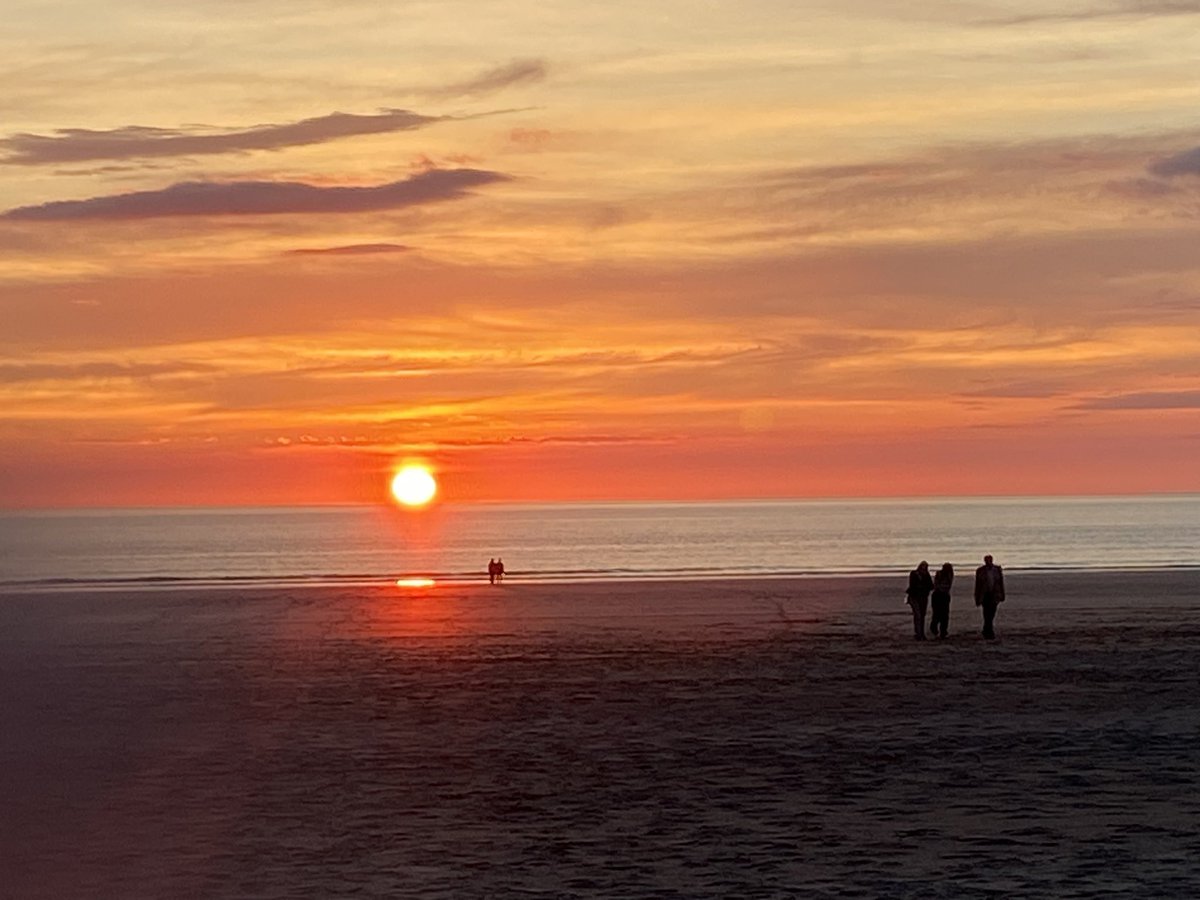 Putsborough beach 🏖️ looking stunningly gorgeous this morning and tonight ❤️#putsborough
#beachholidays 
#northdevon 
#sunset 
#devoncottages 
#devonsbeaches 
#woolacombenorthdevon 
#pickwellbarton