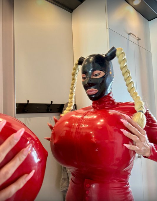 Full latex outfit, huge S Cup tits and a sexy latex hood, I can't wait to suck your big cock 😈https://t<a href="/tag/clip"class="tags"><span>#clip</span></a>