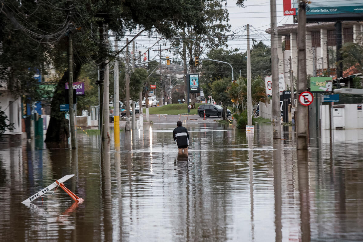 Greenpeace's tweet image. The tragedy in Rio Grande do Sul Brazil continues to have devastating impacts on the communities there 💔

📢 Governments and industries must #ActOnClimate urgently. Learn more &amp;gt;&amp;gt; act.gp/4byIZVU

📷 Tuane Fernandes/Greenpeace