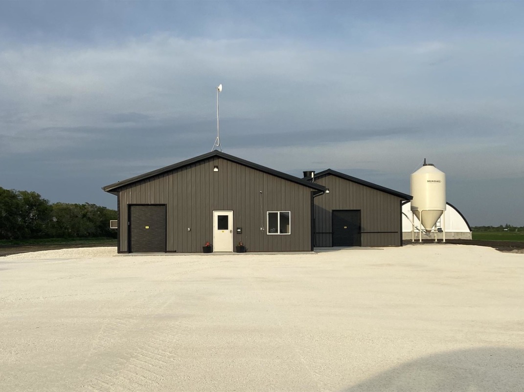 *STATE OF THE ART* POULTRY FARM FOR SALE!
farmmarketer.com/listing/fm/177…

Farm Type: Poultry
Acreage (Total): 8.67 
Province: Manitoba
Agent: Stacey Hiebert

#Findyourdreamproperty #farmmarketer #chicken #broilerbarn #chicks #canadianpoultry #poultry #agproud #farm365 #forsale