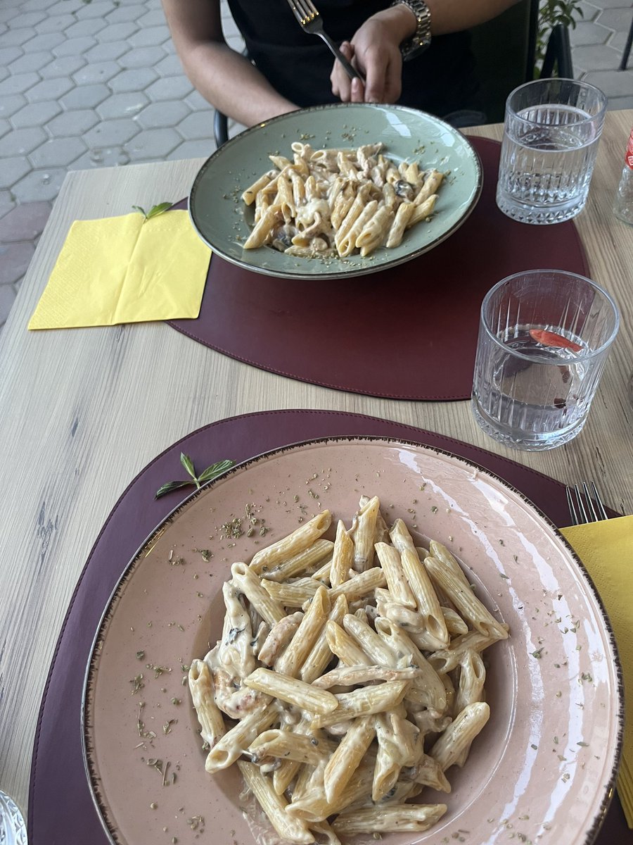 Elinde çatalla fotoğraf çekmemi bekleyen manitaaaa 🫶🏻