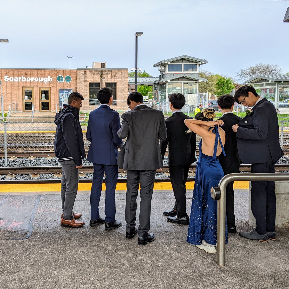 Scarborough kids taking the biggest limo to prom 😍

#Prom #GOtrain #GOtransit #ScarbTO #Transit