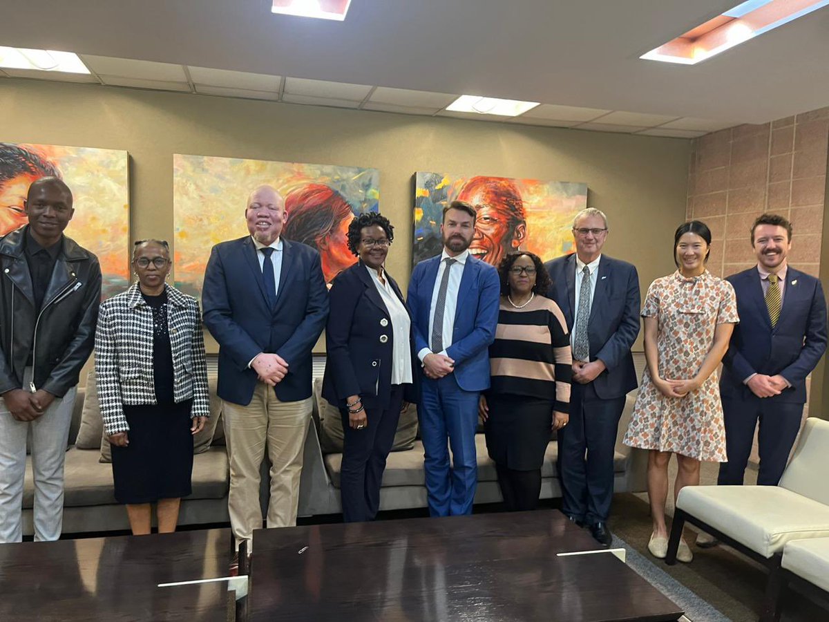 Acting DDG Asia & Middle East (& former 🇿🇦 High Commissioner to 🇳🇿) Amb Lallie welcomed @MFATNZ Director Africa Finn Cheshire back to 🇿🇦 for wide ranging discussions to move the 🇿🇦 🇳🇿 relationship forward @DIRCO_ZA