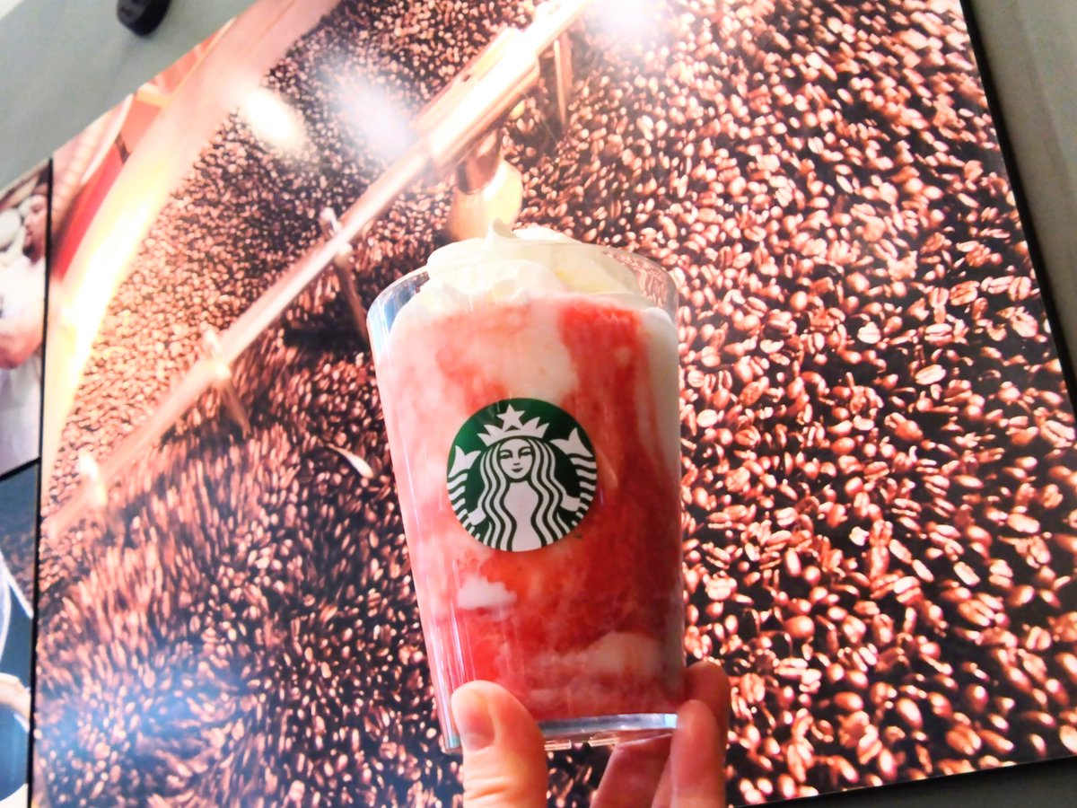 スターバックス ストロベリー フラペチーノ飲んだ🍓 次は抹茶 イチゴ クリーム フラペチーノを飲みたいな…( *´艸`)