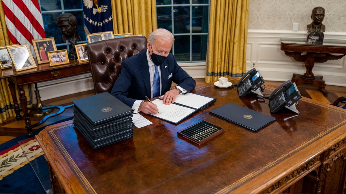 And #JoeBiden also shut the #KeystonePipeline down that day
Here's the picture of Joe signing those 17 EO's on day 1