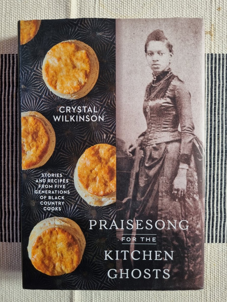 'Cocinar es comulgar con los fantasmas de la cocina muertos hace tiempo', Crystal WIkinson en _Praisesong for the kitchen ghosts_